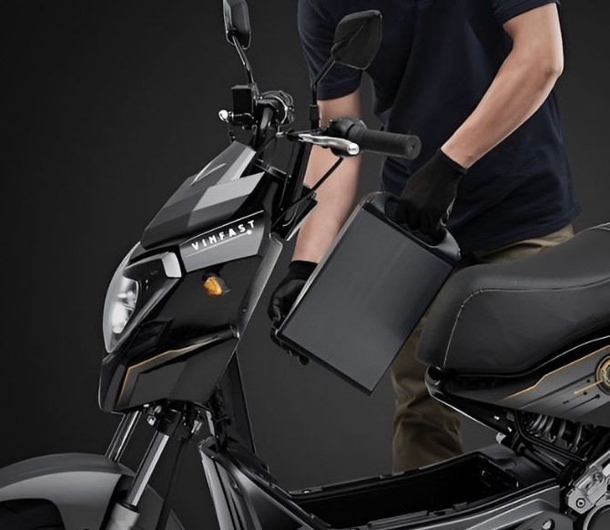 1 lần sạc xe máy điện VinFast hết bao lâu? Thời gian sạc pin thực tế