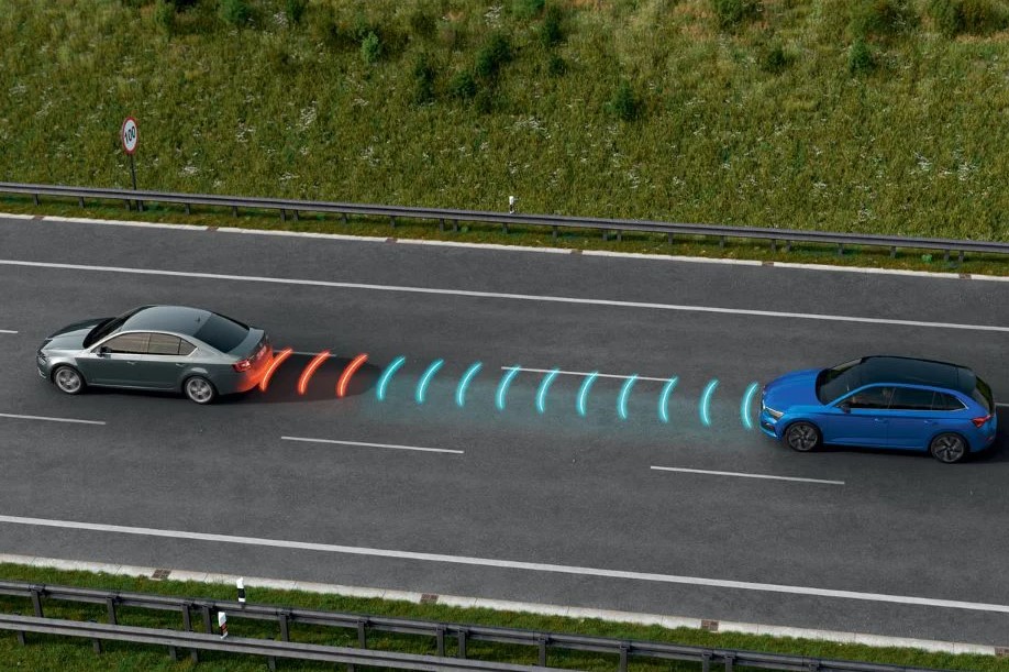 Adaptive cruise control khác gì Cruise control? So sánh chi tiết để chọn đúng công nghệ