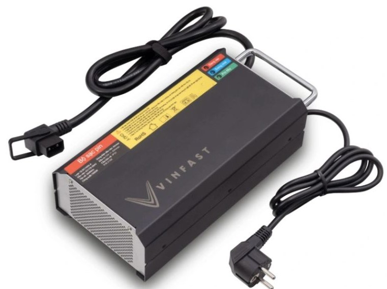 Bộ sạc xe máy điện VinFast có tự ngắt không