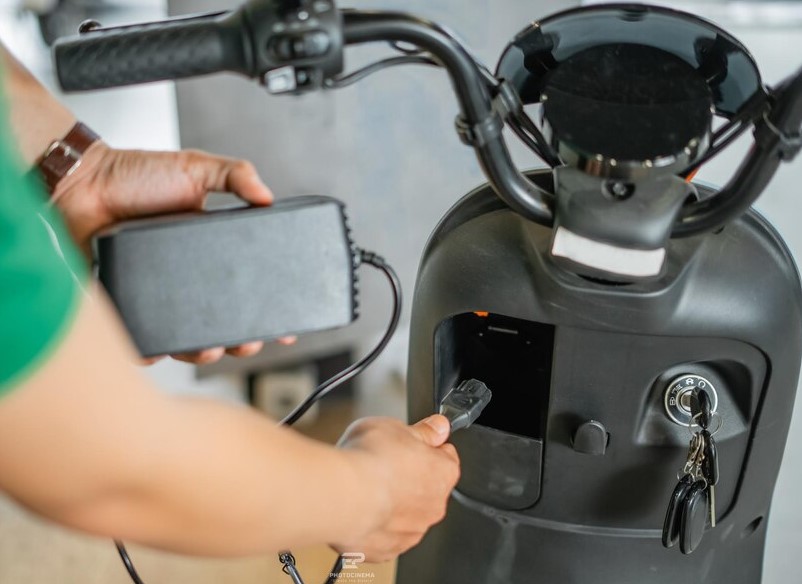 Làm sao để biết xe đạp điện đã sạc đầy? Cách nhận biết chính xác để bảo vệ pin và sạc an toàn