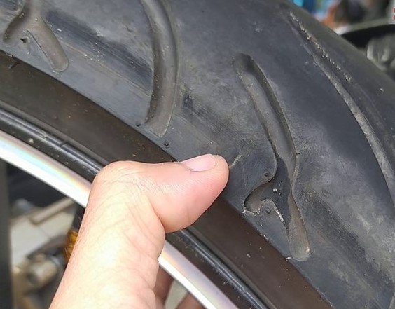 Lốp xe máy bao nhiêu km phải thay để đảm bảo an toàn và không hao xăng