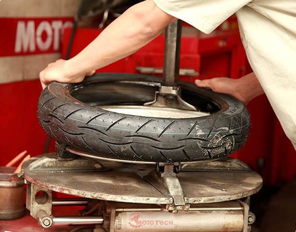Lốp xe máy bao nhiêu km phải thay để đảm bảo an toàn và không hao xăng