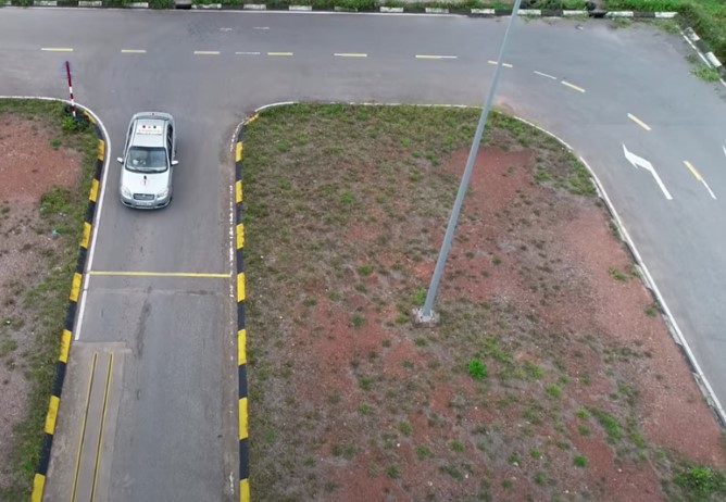 Qua Vệt Bánh Xe Và Đường Hẹp Vuông Góc Là Gì? Cách Hiểu Và Xử Lý Đúng Khi Tham Gia Giao Thông