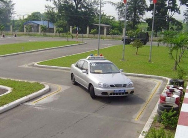 Qua Vệt Bánh Xe Và Đường Hẹp Vuông Góc Là Gì? Cách Hiểu Và Xử Lý Đúng Khi Tham Gia Giao Thông