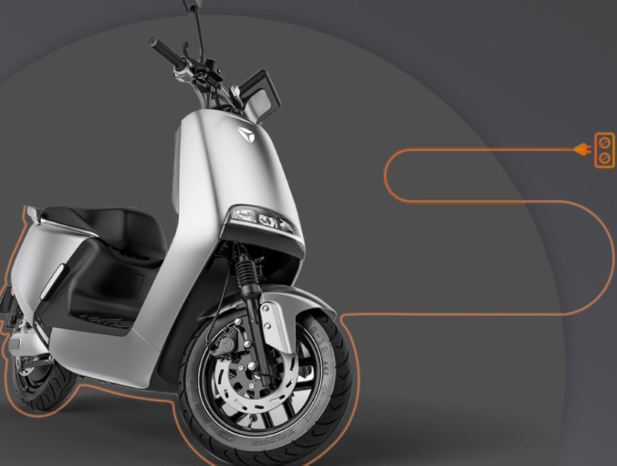 Sạc xe điện YADEA có tự ngắt không? Giải đáp để sạc an toàn và tránh chai pin