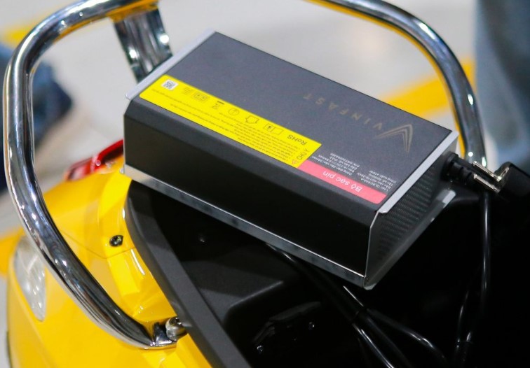 Sạc xe máy điện VinFast tại nhà đúng cách, an toàn và bền pin