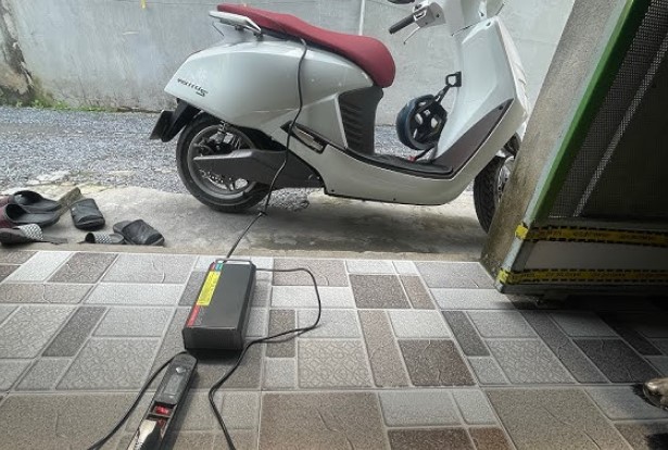 Sạc xe máy điện VinFast tại nhà tốn bao nhiêu điện
