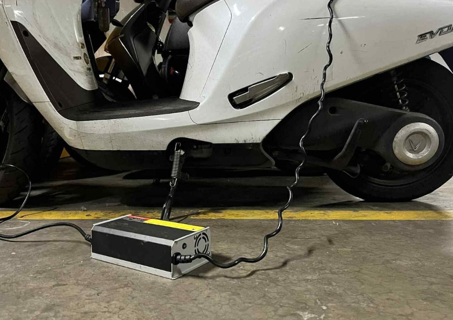 Sạc xe máy điện VinFast tại nhà tốn bao nhiêu điện