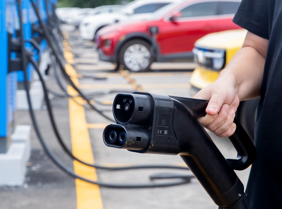 So sánh sạc AC và DC cho xe Vinfast: Nên dùng loại nào để tối ưu pin và chi phí