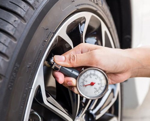Vì sao cần thường xuyên theo dõi áp suất và bơm đủ áp suất cho lốp xe