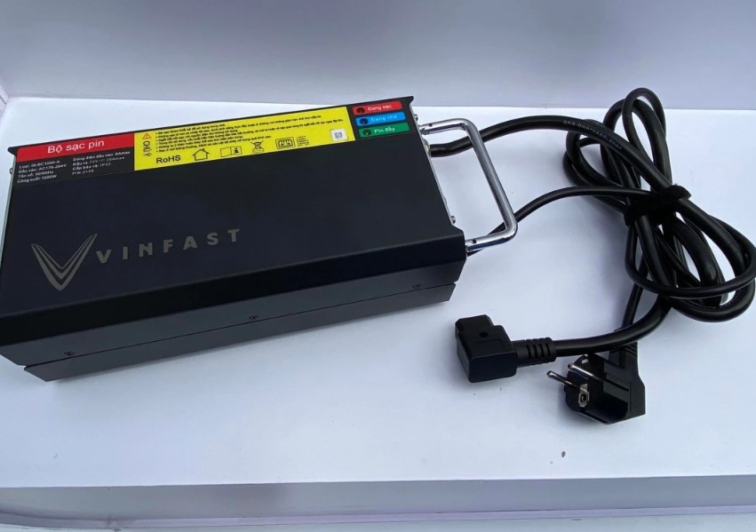 Xe máy điện VinFast sạc qua đêm có bị sao không