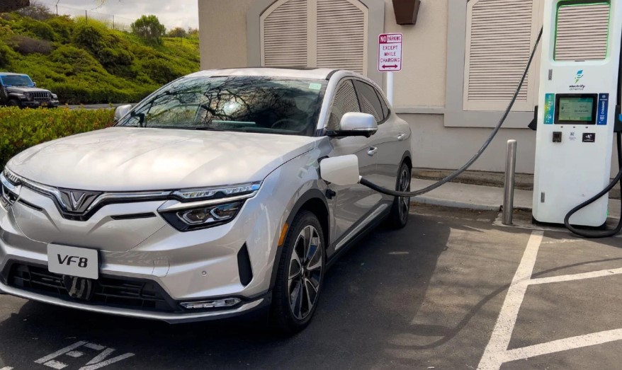 Xe ô tô điện VinFast nên sạc bao nhiêu phần trăm