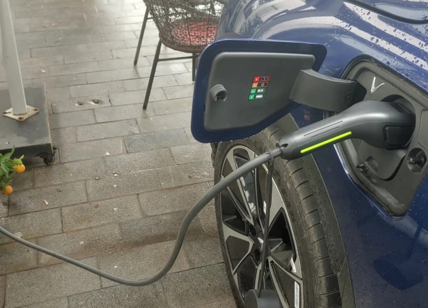 Xe ô tô điện VinFast VF6 sạc tại nhà bao lâu