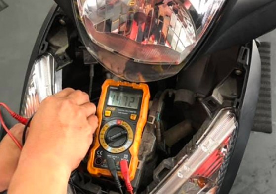 Xe tay ga hết bình làm sao để nổ máy