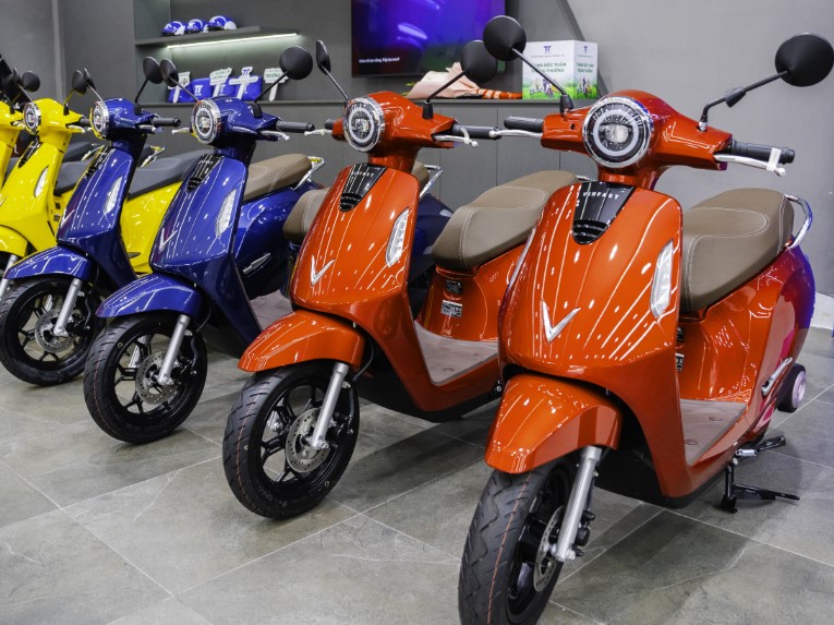 Thời gian sạc xe máy điện VinFast là bao lâu