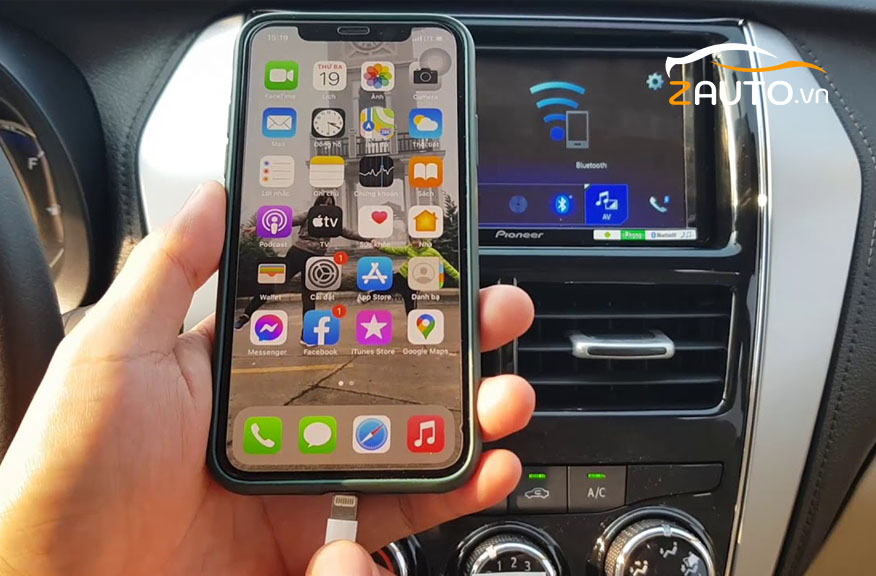 Kết nối điện thoại iPhone với màn hình ô tô