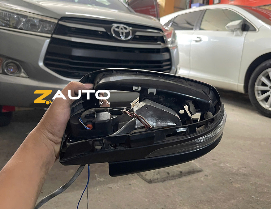 Lắp gập gương lên xuống kính cho xe ô tô Toyota