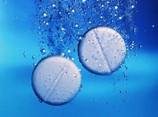 1 Viên sủi rửa kính xe ô tô hòa tan với 4 lít nước sạch