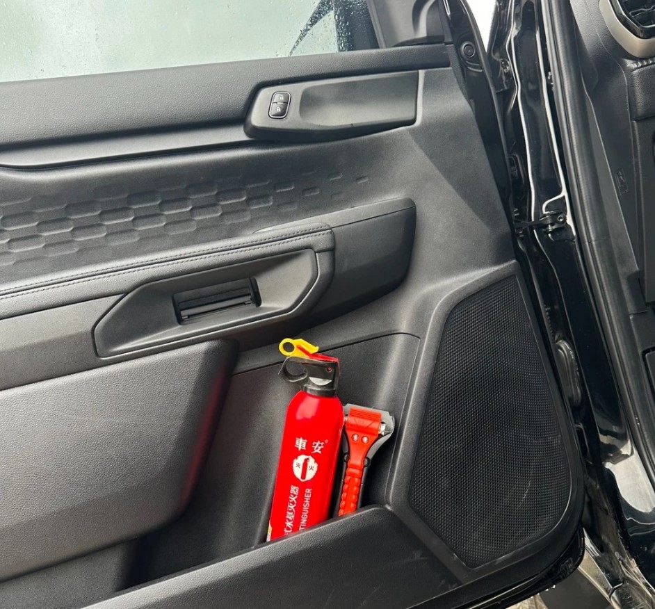 Bình Bọt Fom Kèm Búa Phá Kính Cầm Tay Đa Năng Cứu Hộ Khẩn Cấp Trên Xe Ô tô