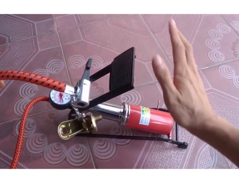 Bơm Đạp Chân Mini PTLUXURY Dụng Cụ Bơm Hơi Đa Năng Có Đồng Hồ Đo Áp Suất Chính Xác