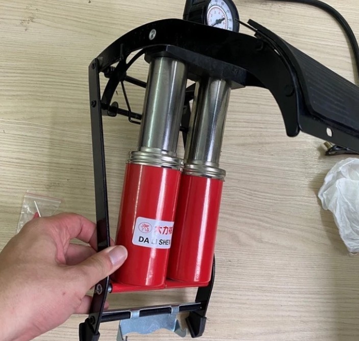 Bơm Xe Máy, Xe Hơi Đạp Chân 2 Xi Lanh Piston Chuyên Dụng CC-100A Lực Bơm Mạnh