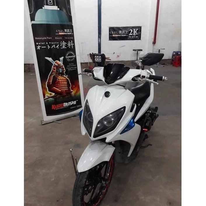 Sơn Xịt Xe Máy Samurai Màu Trắng Bóng Mã 102 – 400ml Bảo Vệ Bề Mặt Xe Đẹp Sáng Bóng