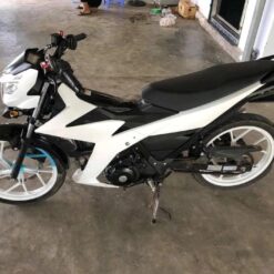 Sơn Xịt Xe Máy Samurai Màu Trắng Bóng Mã 102 – 400ml Bảo Vệ Bề Mặt Xe Đẹp Sáng Bóng