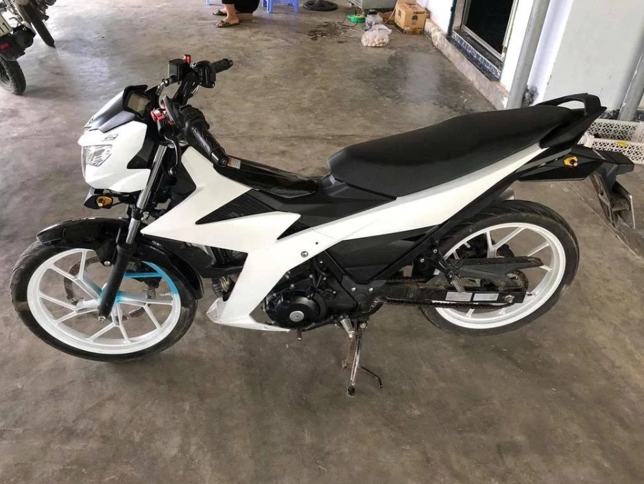 Sơn Xịt Xe Máy Samurai Màu Trắng Bóng Mã 102 – 400ml Bảo Vệ Bề Mặt Xe Đẹp Sáng Bóng