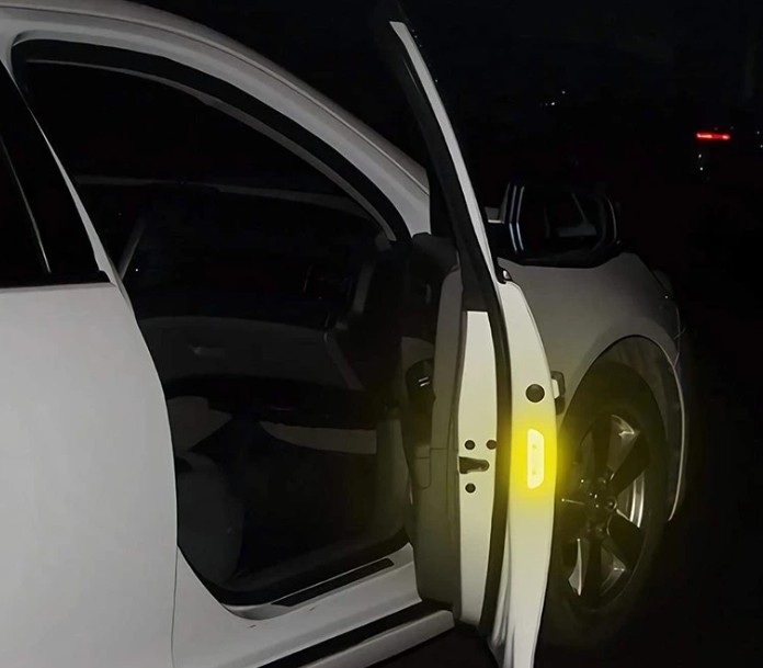 Bộ 4 Miếng Dán Phản Quang Cảnh Báo An Toàn & Chống Trầy Cho Cửa Xe Ô Tô