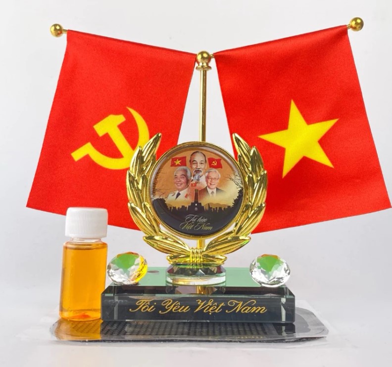 Bộ Cờ Tổ Quốc Trang Trí Thảm Taplo Xe Ô Tô, Cờ Để Bàn Làm Việc, Quà Lưu Niệm Ý Nghĩa