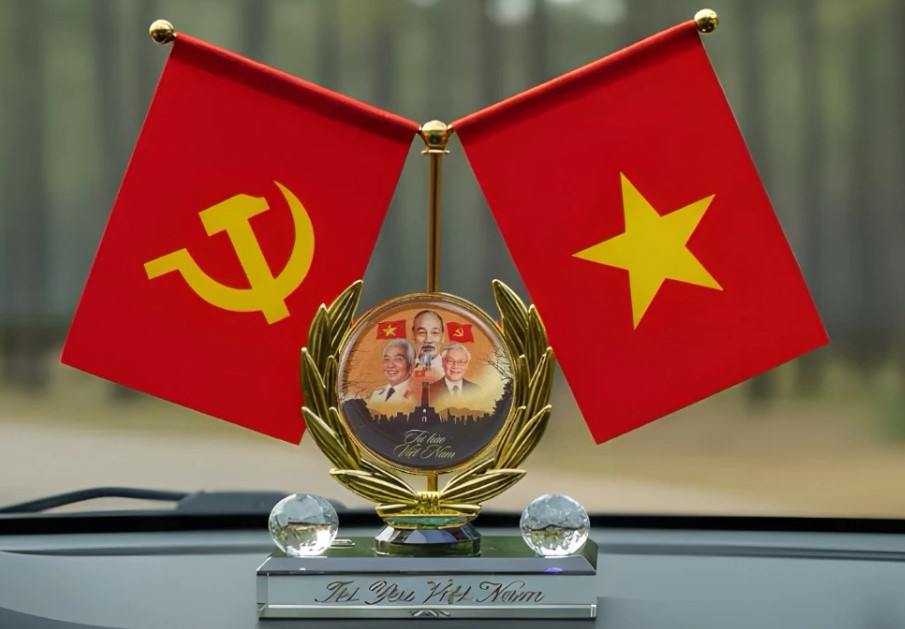 Bộ Cờ Tổ Quốc Trang Trí Thảm Taplo Xe Ô Tô, Cờ Để Bàn Làm Việc, Quà Lưu Niệm Ý Nghĩa