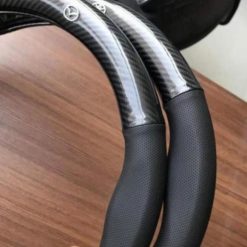 Bọc Vô Lăng Ô Tô Vân Carbon Đính Logo Hãng Xe, Chống Trượt, Không Mùi, Tôn Vẻ Sang Trọng Nội Thất