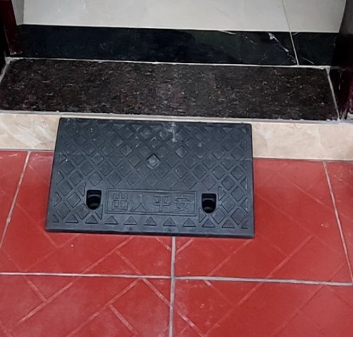 Dốc Bục Dắt Xe Máy, Ô Tô Lên Xuống 50x49x19cm, Nhựa PVC Cứng Chịu Lực Cao