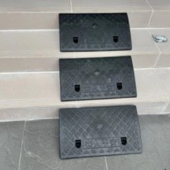 Dốc Bục Dắt Xe Máy, Ô Tô Lên Xuống 50x49x19cm, Nhựa PVC Cứng Chịu Lực Cao