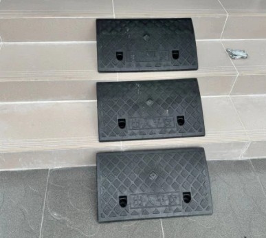 Dốc Bục Dắt Xe Máy, Ô Tô Lên Xuống 50x49x19cm, Nhựa PVC Cứng Chịu Lực Cao