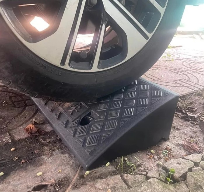 Dốc Bục Lên Xuống Đa Năng Bằng Nhựa PVC, Cầu Dắt Xe Ô Tô, Xe Máy, Xe Đạp Chống Trượt