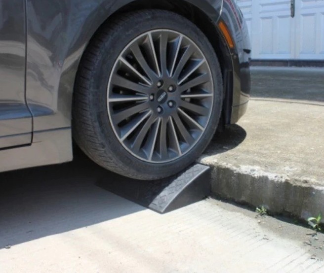 Dốc Bục Lên Xuống Xe 50x27x11cm, Bậc Cầu Dắt Xe Nhựa PVC Chịu Lực, Có Lỗ Bắt Ốc Cố Định