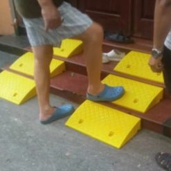 Dốc Bục Lên Xuống Xe 50x27x9cm, Bậc Cầu Dắt Xe Nhựa PVC Có Lỗ Bắt Ốc Cố Định