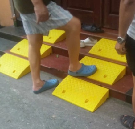 Dốc Bục Lên Xuống Xe 50x27x9cm, Bậc Cầu Dắt Xe Nhựa PVC Có Lỗ Bắt Ốc Cố Định