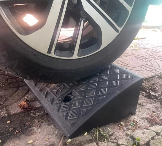 Dốc Bục Lên Xuống Xe Bằng Nhựa PVC, Cao Từ 3cm Đến 17cm, An Toàn & Tiện Lợi