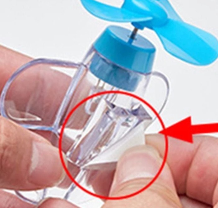 Flashpulse – Máy Bay Mini Trang Trí Ô Tô Phát Điện Gió, Đèn Led Cảnh Báo Độc Đáo