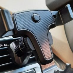 Giá Đỡ Điện Thoại Trên Xe Ô Tô VuaAuto, Kẹp Gắn Khe Cửa Gió Điều Hòa Xoay 360 Độ, Kế Vân Cacbon