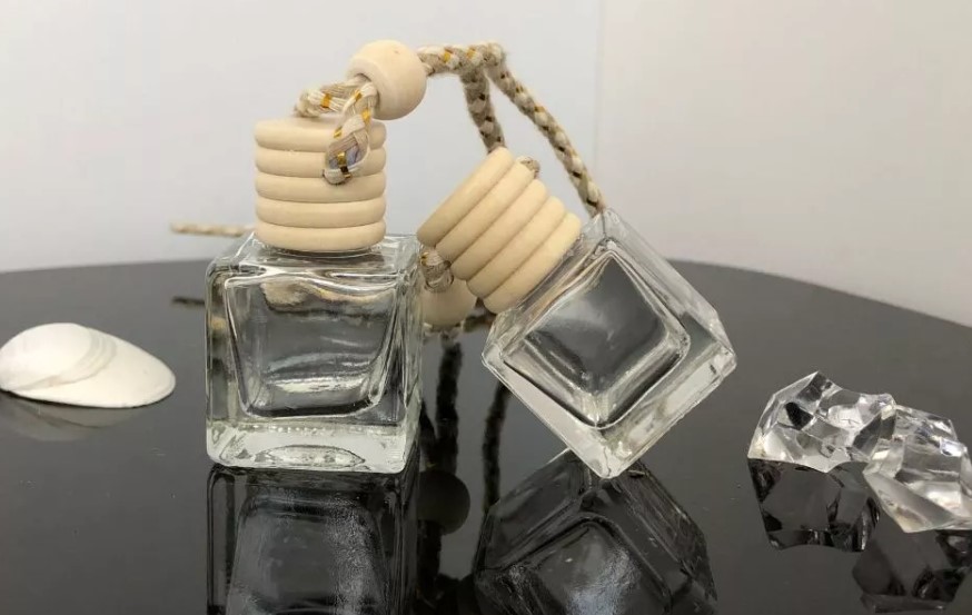 Lọ Đựng Tinh Dầu Treo Xe Ô Tô Vuông LV1, Thơm Mát & Khử Mùi Xe Hiệu Quả