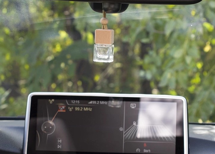 Lọ Đựng Tinh Dầu Treo Xe Ô Tô Vuông LV1, Thơm Mát & Khử Mùi Xe Hiệu Quả