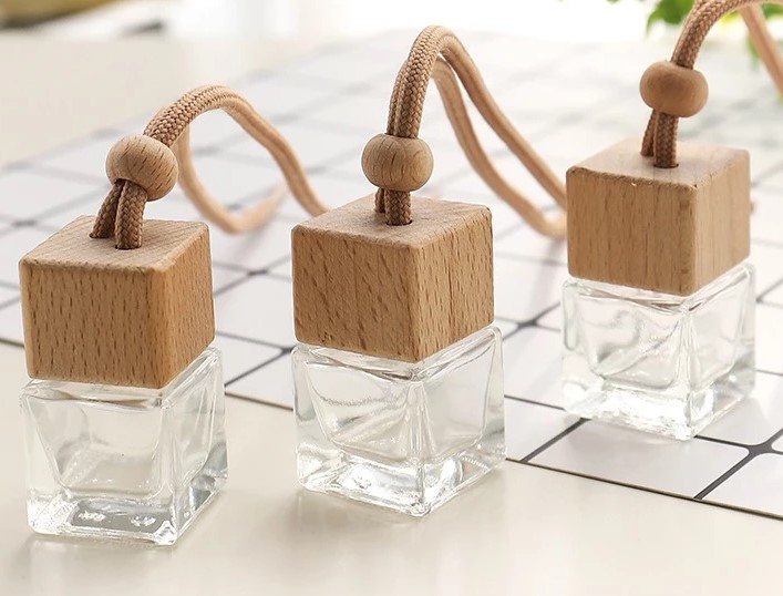 Lọ Đựng Tinh Dầu Treo Xe Ô Tô Vuông LV1, Thơm Mát & Khử Mùi Xe Hiệu Quả