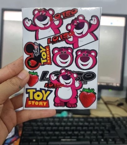 Tem Logo Sticker Gấu Dâu Hồng Mini, Decal Trang Trí Xe, Bền Đẹp, Chống Nước