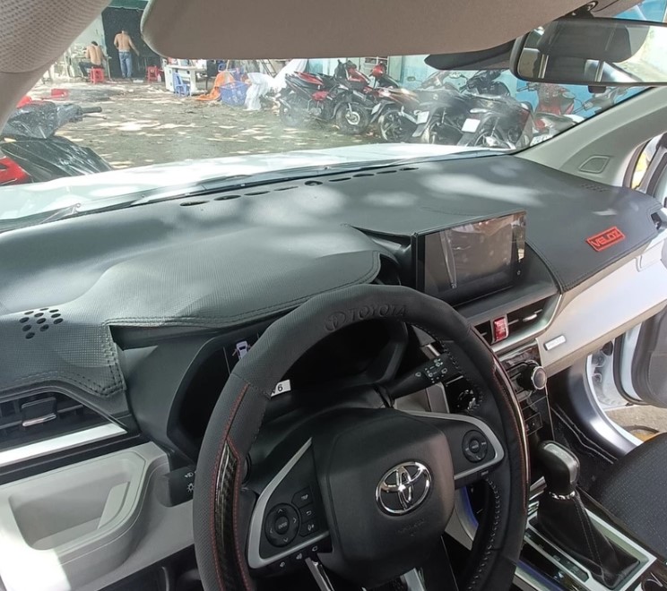 Thảm Taplo Ô Tô Toyota Veloz Yaris Cross Chất Liệu Lông Cừu, Da Cacbon, Da Vân Gỗ, Da Siêu Sợi Chống Nắng