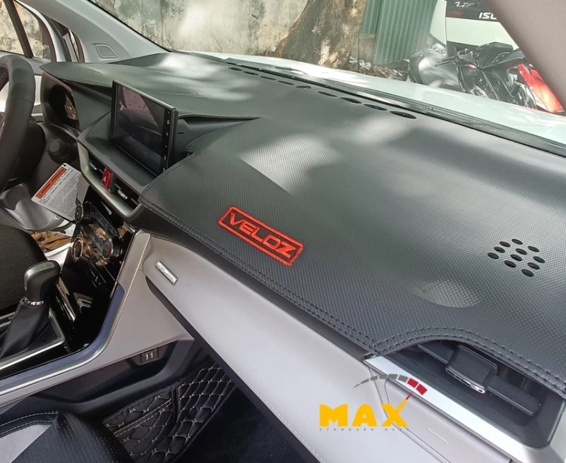 Thảm Taplo Ô Tô Toyota Veloz Yaris Cross Chất Liệu Lông Cừu, Da Cacbon, Da Vân Gỗ, Da Siêu Sợi Chống Nắng