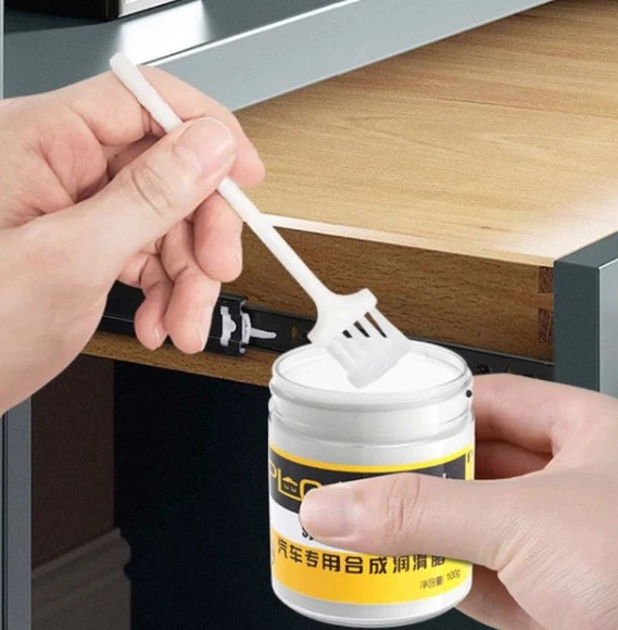 Lọ Mỡ Bôi Trơn Kèm Chổi Chống Rỉ Sét Cho Xe Ô Tô