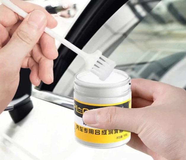 Lọ Mỡ Bôi Trơn Kèm Chổi Chống Rỉ Sét Cho Xe Ô Tô